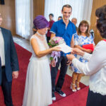 Булката приема свидетелството за граждански брак в Обредна зала „Сердика“.