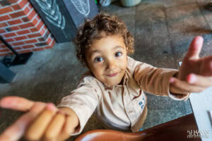 Краси на 3 години на своя детски рожден ден – усмихнат и протяга ръце към фотоапарата, заснет от детски фотограф в София.