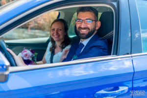 младоженците пристигат с син автомобил пред ритуална зала Студентска