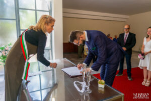 младоженецът подписва акта за граждански брак в обредна зала Студентска