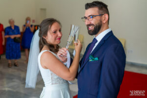 Раймона и Людмил се усмихват и вдигат чашите за наздравица в обредна зала Студентска