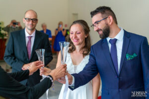 Раймона и Людмил усмихнати връщат чашите след наздравицата в обредна зала Студентска