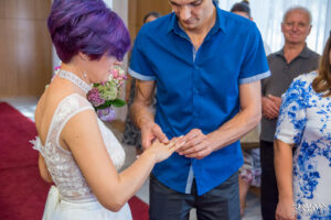 Младоженецът слага халката на булката по време на гражданския брак в зала „Сердика“.