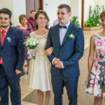 Сватбен фотограф Обредна зала "Средец": Щастливите младоженци и кумовете позират усмихнато в залата, минути преди началото на ритуала за граждански брак. Кадър от Симеон Сълов.