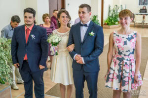 Сватбен фотограф Обредна зала "Средец": Щастливите младоженци и кумовете позират усмихнато в залата, минути преди началото на ритуала за граждански брак. Кадър от Симеон Сълов.