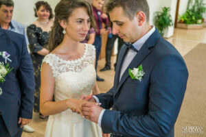 Сватбен фотограф Обредна зала "Средец": Младоженецът слага сватбената халка на пръста на булката по време на ритуала за граждански брак. Кадър от Симеон Сълов.