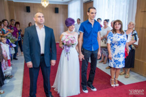 Младоженците и кумовете заедно преди началото на гражданския ритуал в Обредна зала „Сердика“.