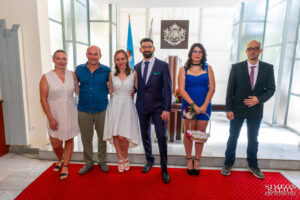 Сватбена фотография на младоженците Раймона и Людмил с техни близки приятели в обредна зала Студентска