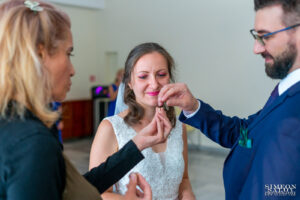 Младоженецът подава сватбения пръстен на булката по време на ритуала в обредна зала Студентска