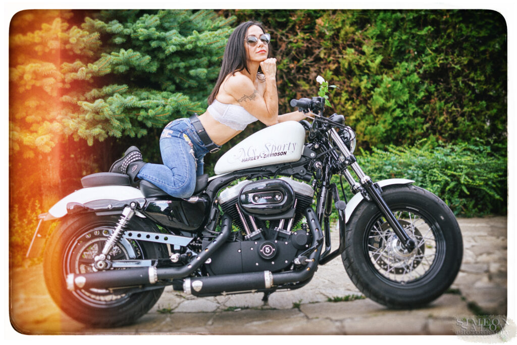 Harley-Davidson „My Sporty“ – фотосесия с мотор, който не просто се кара, а се преживява.