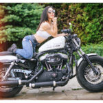 Арт мото фотосесия с Harley-Davidson Sportster 1200 My Sporty и модел в ретро стил, заснета от фотограф Симеон Сълов