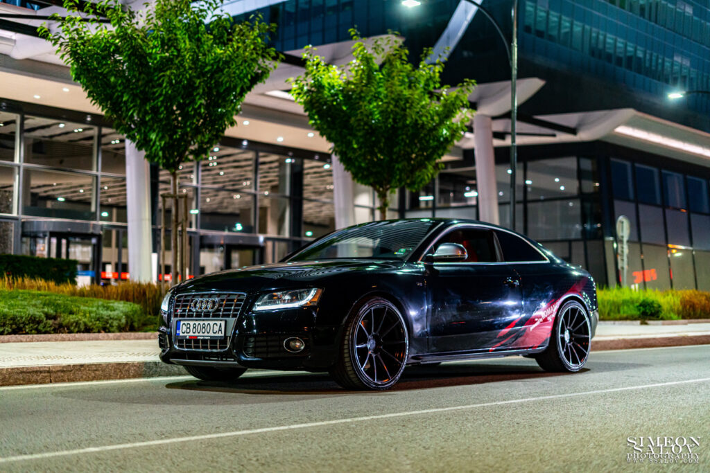 Автомобилна фотография с Audi S5  – градски светлини и характер.