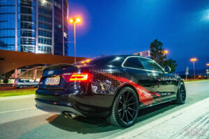 Автомобилна фотография на черно Audi S5 с ROMANO фолио, заснето отзад на градска улица в София от Симеон Сълов