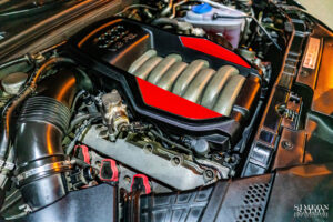 Детайлен кадър на V8 двигателя на Audi S5 при отворен капак, заснет от автомобилния фотограф Симеон Сълов