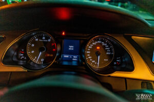 Детайлна градска автомобилна фотография на таблото и уредите на Audi S5, заснета от Симеон Сълов