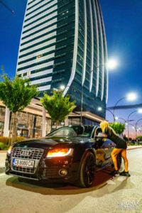 Черно Audi S5 и модел в черна рокля пред модерна бизнес сграда в София, вечерна автомобилна фотосесия от Симеон Сълов