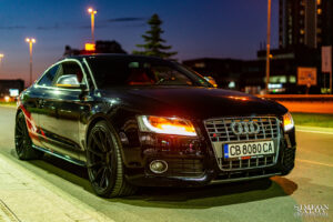 Нощна автомобилна фотография на черно Audi S5 с ROMANO акценти в София, заснета от Симеон Сълов