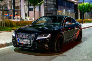 Черно Audi S5 с ROMANO газова система на нощна urban car photography фотосесия в София, заснета от Симеон Сълов