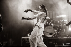 Избрани моменти от концерта на Дара. Стилна и въздействаща фотография от Симеон Сълов.