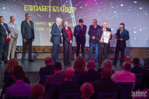 Почетният председател на БХРА Благой Рагин награждава швейцарския експерт Елизабет Блайкер – официален архив на сватбен фотограф Симеон Сълов