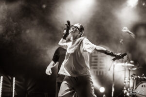 Експресивен сценичен кадър на DARA, изпълняваща хитовете си пред публика в София. Професионално заснет от сватбен и събитиен фотограф Симеон Сълов.