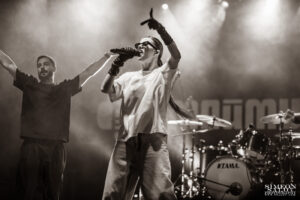 Дара (DARA) пее на живо по време на концерт в Маймунарника, София. Снимката улавя енергията на сцената. Фотограф: Симеон Сълов.