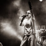 Близък план на Дара по време на вокално изпълнение. Детайлна концертна фотография, улавяща характера на артиста.