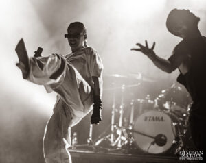 Дара в движение на сцената – момент, уловен от фотографа Симеон Сълов, показващ динамиката на шоуто в Маймунарника.