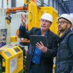 Директор в HUS Ltd и Wire Production Шумен управлява производствен процес чрез контролен панел и таблет в реално време.