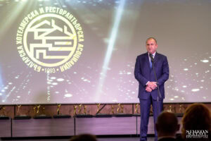 El presidente Rumen Radev en la ceremonia oficial de entrega de premios de la BHRA - filmación profesional de eventos estatales por Simeon Salov