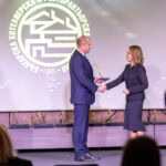 Президентът Румен Радев поздравява официално победител от туристическия бранш по време на церемонията на БХРА фотограф Симеон Сълов