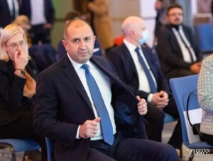 El presidente Rumen Radev en un retrato de reportaje durante un evento de la BHRA: cobertura profesional de la élite por Simeon Salov