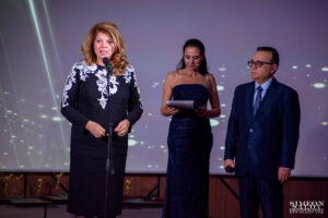 Президентът Илияна Йотова изнася официална реч на годишните награди на БХРА в присъствието на Георги Щерев и водещата Гергана Симеонова – официален архив Симеон Сълов