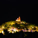 Крепостта Царевец осветена в топли цветове нощем, заснета от Симеон Сълов.