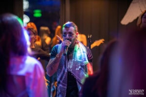 Близък план на рап изпълнителя Венци Венц (Venci Venc') по време на концерт на живо, запечатан от обектива на Симеон Сълов.