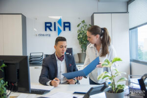 Професионален бизнес портрет на служител в офиса на RINA България от фотограф Симеон Сълов.