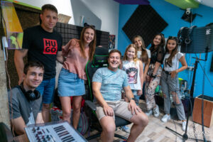 Вокално обучение и уроци по пеене за деца в Арт център Кърнолски – заснето от Симеон Сълов.