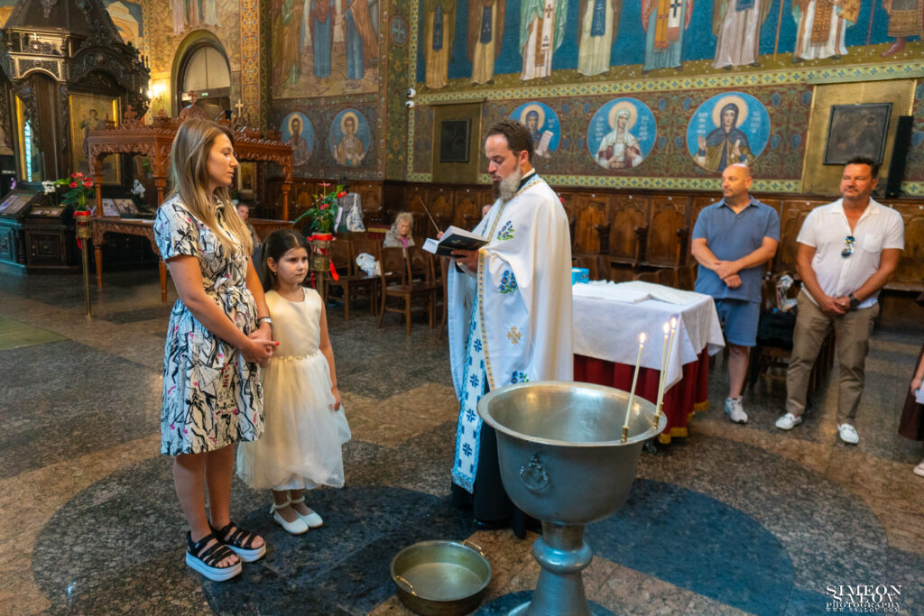 Ритуал по време на кръщене в храм Св. Неделя