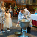 Свещеник извършва кръщение в храм Св. Неделя